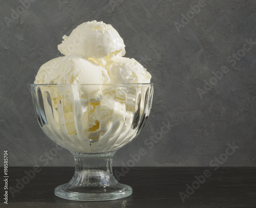 Zdjęcie XXL Kulki lodów w szklanym wazonie.