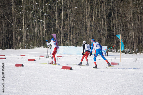 Obrazy biegi narciarskie  starty-kwalifikacyjne-dla-narciarzy-rywalizuja-ze-startem-masowym-na-15-km-mezczyzn