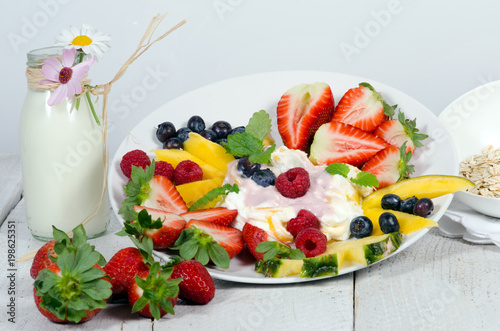 Guten Morgen Gesunder Start In Den Tag Biologischer Vegetarischer Genuss Zum Fruhstuck Obst Milch Musli Und Joghurt Kaufen Sie Dieses Foto Und Finden Sie Ahnliche Bilder Auf Adobe Stock Adobe Stock