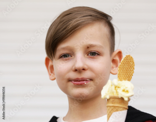 Zdjęcie XXL Śliczny młody chłopiec łasowania lody w gofra rożku