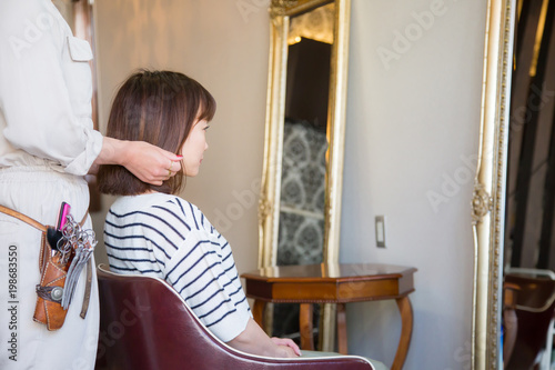 美容室で椅子に座る女性stock Photo Adobe Stock 美容室で椅子に座る女性stock Photo Adobe Stock
