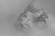 Szczyty wysokich gór wychodzą z mgły