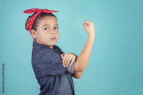 Fotomural niña feminista sobre fondo azul