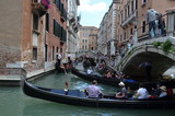 Wenecja, korek na kanale, zakorkowane gondole