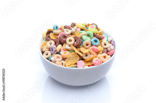 Fotomural Isolated bowl of mixed cereals and marshmallows on white background