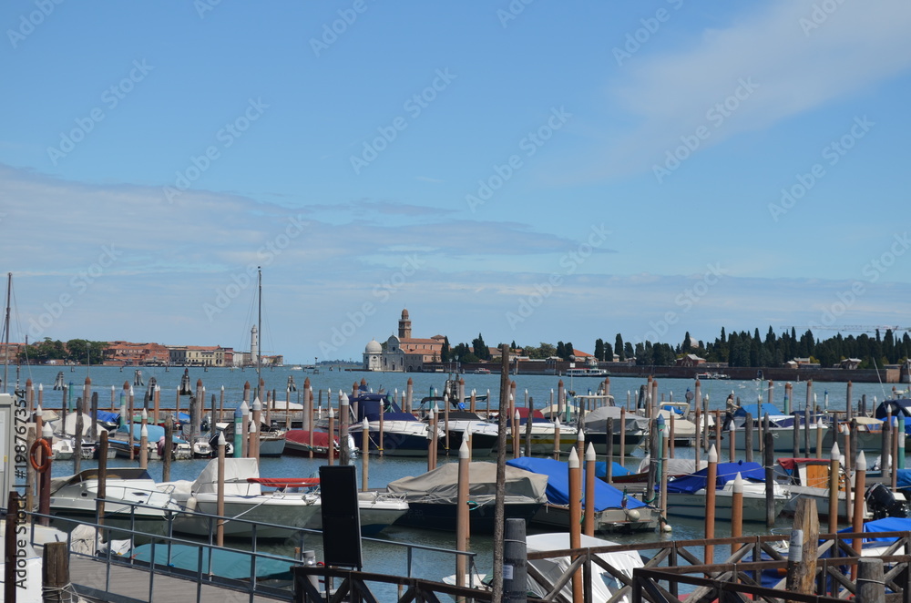 Wenecja, weneckie łodzie na kanale - obrazy, fototapety, plakaty 