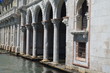 Wenecja, szereg kolumn nad kanałem