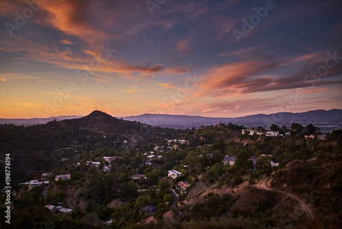 Fotomural hollywood hills at dusk with colorful sky