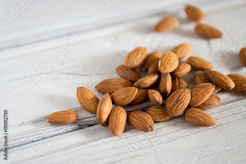 Fotografía Useful nuts almonds on the table