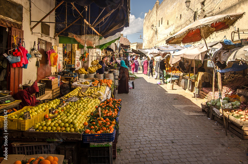 Cuadros en Lienzo FEZ, MOROCCO - Februari 25, 2018: Fruit marking in the old Medina of Fez city du