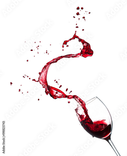 Dekoracja na wymiar  czerwone-wino-rozpryskujace-sie-ze-szkla-na-bialym-tle