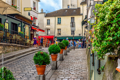 wygodna-ulica-z-stolami-kawiarni-w-dzielnicy-montmartre-w-paryzu-francja