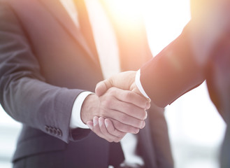 Fototapete - Two businessman shaking hands