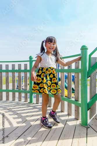 広い青空をバックにアスレチックで遊ぶ小学生の女の子 Kaufen Sie Dieses Foto Und Finden Sie Ahnliche Bilder Auf Adobe Stock Adobe Stock