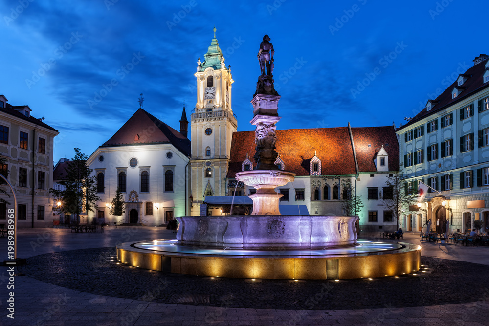 Obraz na płótnie Bratislava Old Town Square By Night w salonie