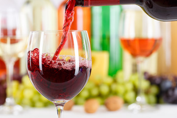 Fototapete - Wein einschenken eingießen aus Weinflasche Weinglas Rotwein Flasche Textfreiraum Copyspace