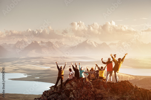 Cuadros en Lienzo Big group of people success mountain top
