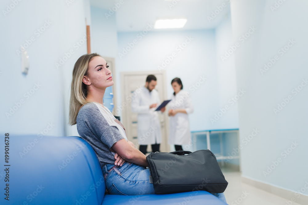 Woman Patient Waiting At Hospital Doctors Waiting Room Foto