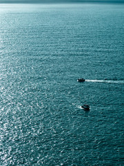 Wall Mural - Dos barcos navegando por el océano atlántico 