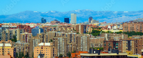 Plakat Panoramę Madrytu (Hiszpania) i jego centrum finansowe z Cerro del Tio Pio w Vallecas. Na dole góry Navacerrada.