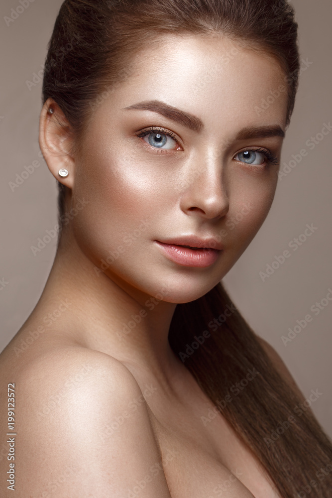 Foto de Stock Beautiful young girl with natural nude make-up. Beauty ...