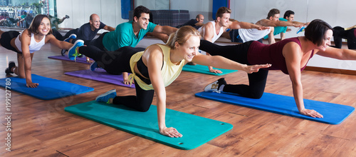 Fotomural Positive people practicing yoga