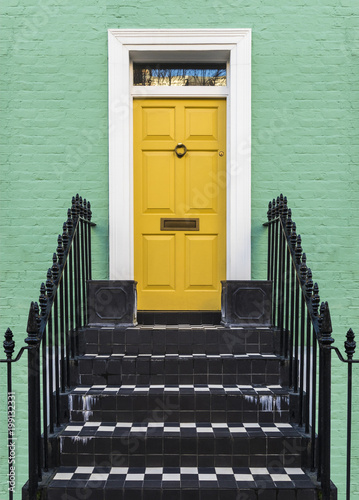 Obraz drzwi   kolorowe-wejscie-i-drzwi-do-xviii-wiecznego-georgianskiego-londynskiego-domu-w-wielkiej-brytanii