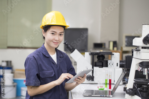 Fotografía woman asian engineer doing chemical test in laboratory, science and research con