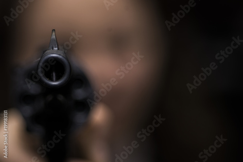 Cuadros en Lienzo the girl is aiming from the revolver