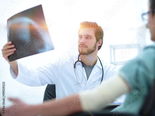 Cuadros en Lienzo orthopedist examining a radiograph of a patient
