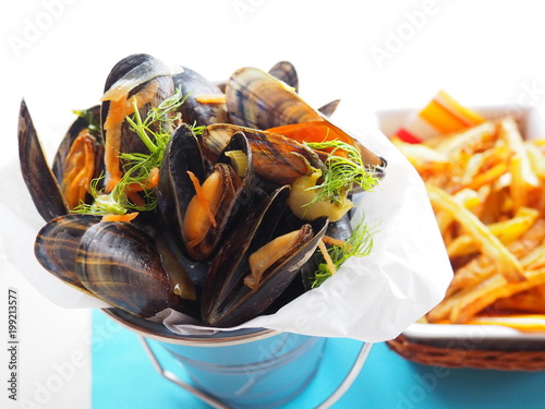 Cuadros en Lienzo moules marinières au vin blanc et frites