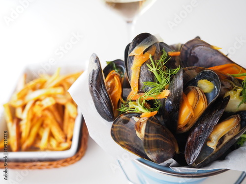 Fotomural moules marinières au vin blanc et frites