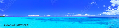 panoramiczna-fotografia-z-piekna-lazurowa-woda-i-blekitnym-niebem