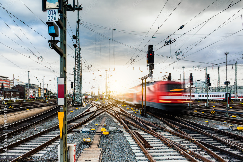 Regionalbahn verlässt Frankfurter Bahnhof  - obrazy, fototapety, plakaty 