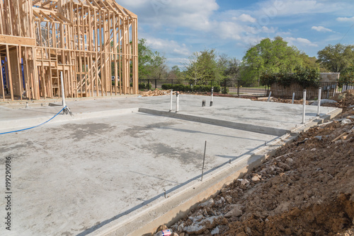 Fotomural Slab-on-grade foundation footing timber frame house under construction in Irving, Texas, USA