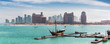 Blick auf die Skyline von Doha, Katar, von dem öffentlichen Strand des Katara Kulturzentrums