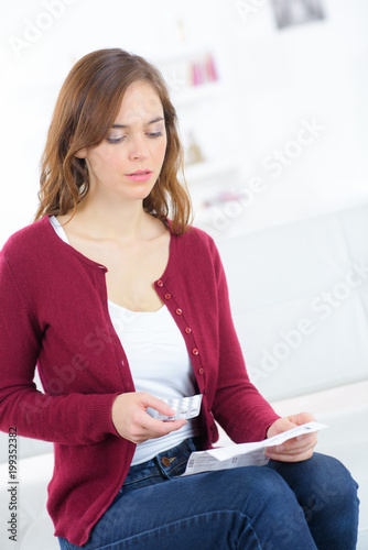 Fotografia woman reading the prescription