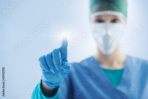 Cuadros en Lienzo Female surgeon using a touch screen interface