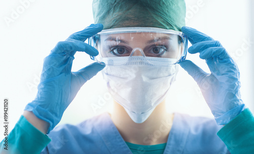 Cuadros en Lienzo Surgeon wearing protective glasses