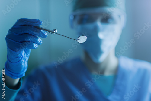 Fotografía Femal dentist holding a mouth mirror