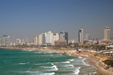 Fototapeta  - Malowniczy widok zatoki Morza Śródziemnego, plaża, nabrzeżę i nowoczesna architektura w Tel Awiwie, Izrael, na piaszczystej plaży odpoczywający ludzie, fale na morzu, niebieskie niebo
