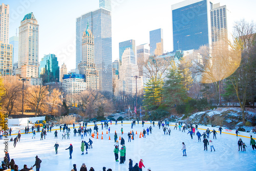 Cuadros en Lienzo Ice skaters having fun in New York Central Park in winter