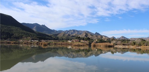 Wall Mural - Reflejos de montaña en el lago