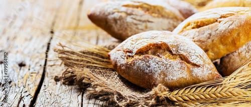 Knusprige Brotchen Vom Backer Kaufen Sie Dieses Foto Und Finden Sie Ahnliche Bilder Auf Adobe Stock Adobe Stock