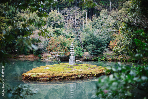 Photographie Lake and stone pagoda in Kinkakuji (Golden Pavilion), Kyoto, Japan