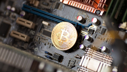 Aufkleber - Bitcoin. Gold Bitcoin electronic computer processor board.