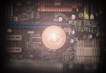 Aufkleber - Bitcoin. Gold Bitcoin electronic computer processor board.