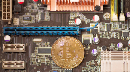 Aufkleber - Bitcoin. Gold Bitcoin electronic computer processor board.