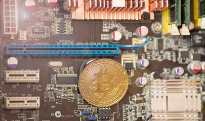 Aufkleber - Bitcoin. Gold Bitcoin electronic computer processor board.