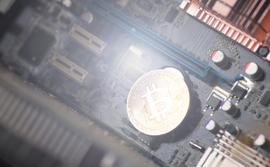 Aufkleber - Bitcoin. Gold Bitcoin electronic computer processor board.